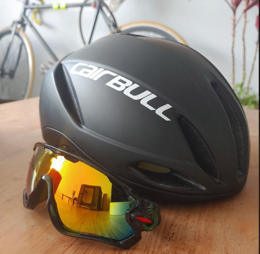 Casco Cairbull de carreras aerodinámico negro con gafas para ciclismo